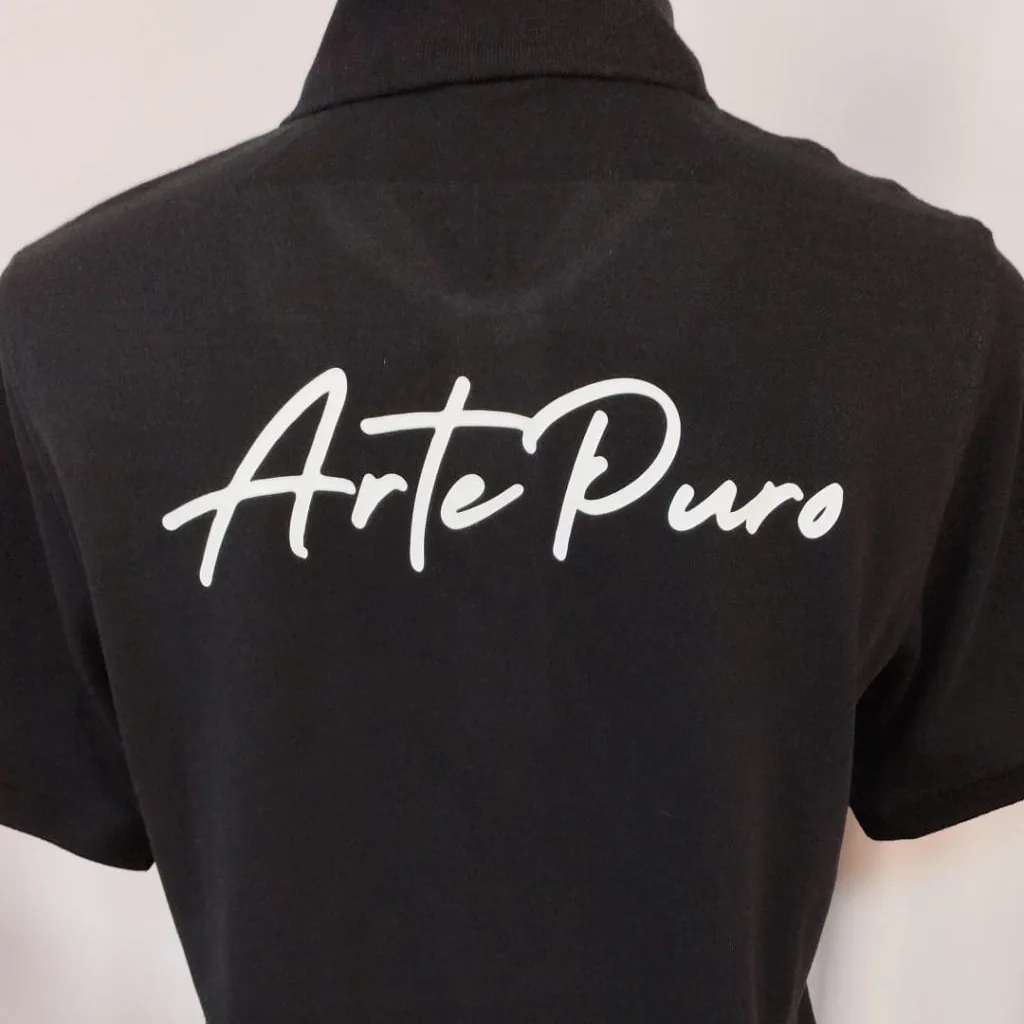 Polo con logotipo estampado en DTF en bajo inferior