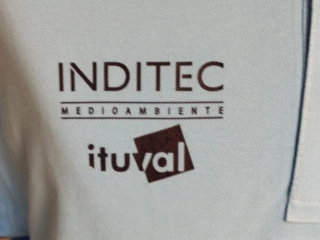 Polo con logotipo estampado en DTF en pecho derecho
