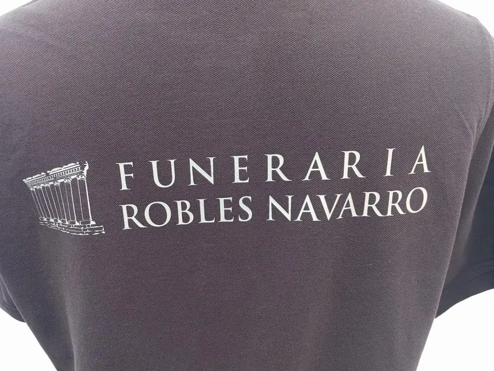 Polo con logotipo estampado en DTF en espalda alta
