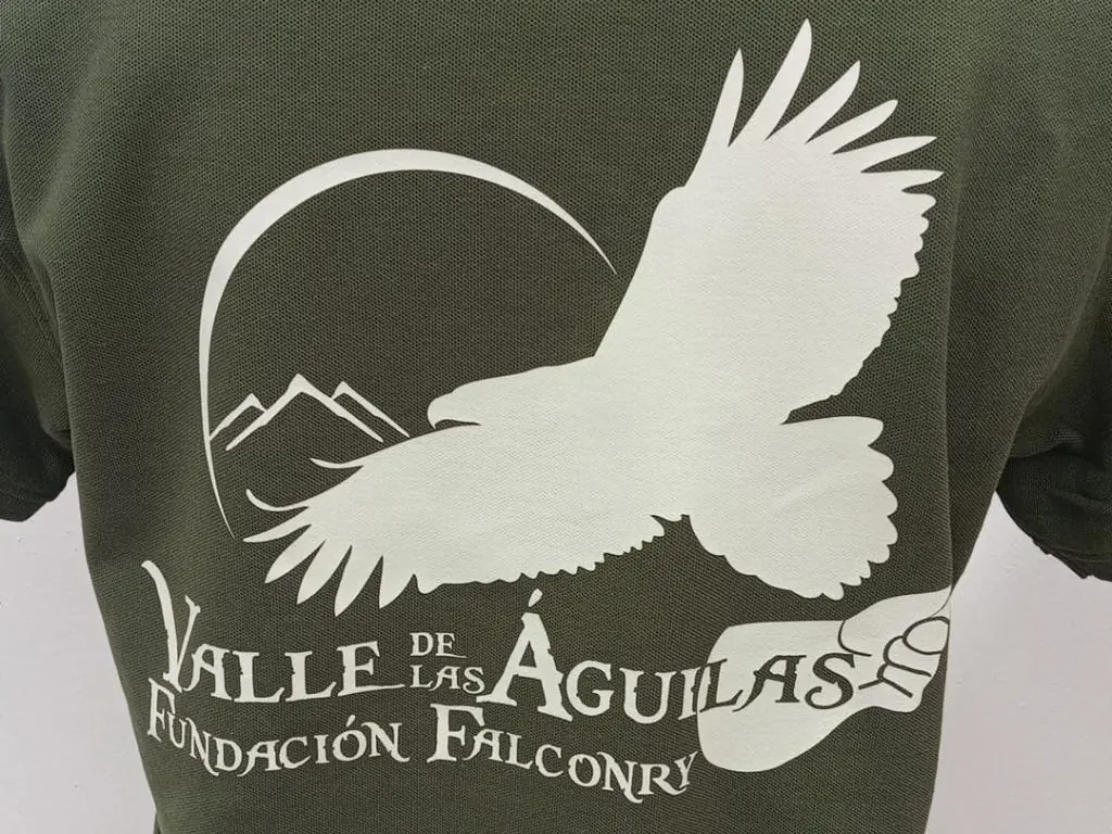 Polo con logotipo estampado en DTF en espalda completa