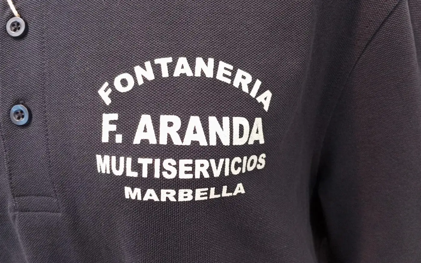 Polo con logotipo serigrafiado en el pecho izquierdo