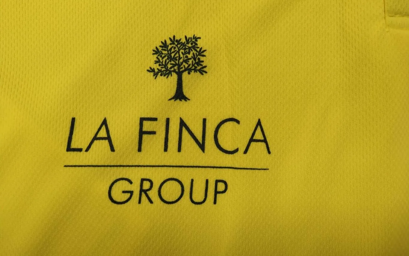 Polo con logotipo serigrafiado en el pecho derecho
