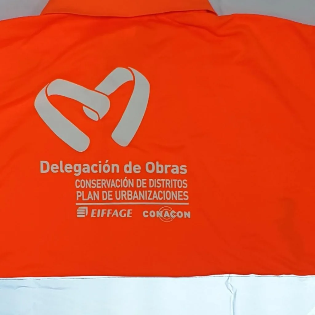 Polo con logotipo serigrafiado en el centro