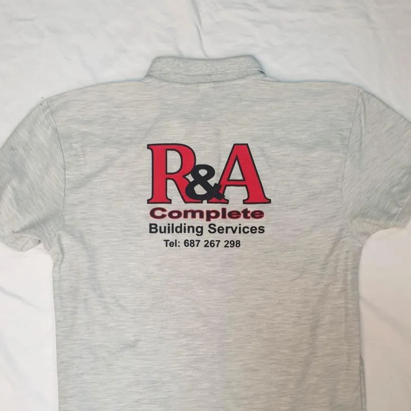 Polo con logotipo serigrafiado en el centro