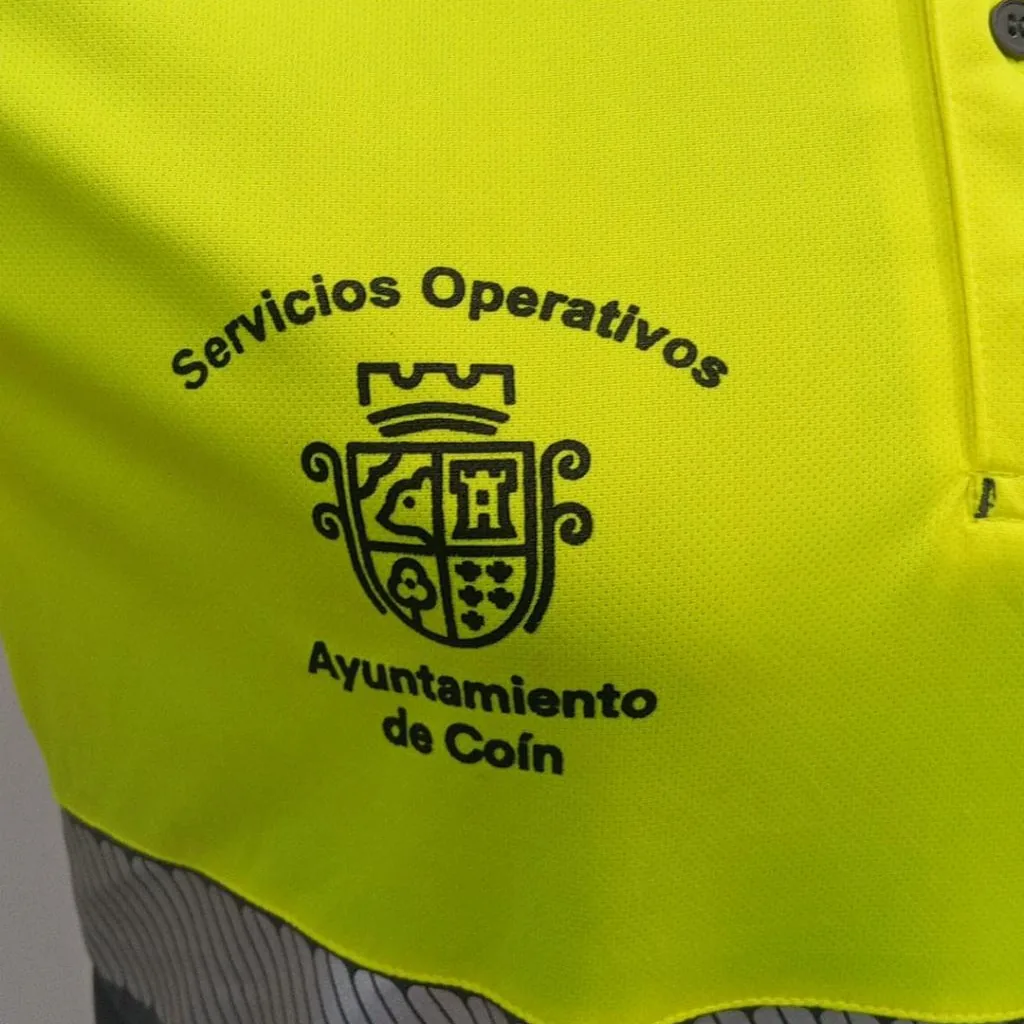 Polo con logotipo serigrafiado en el pecho derecho