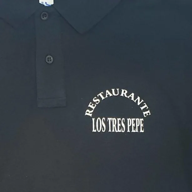 Polo con logotipo serigrafiado en el pecho izquierdo
