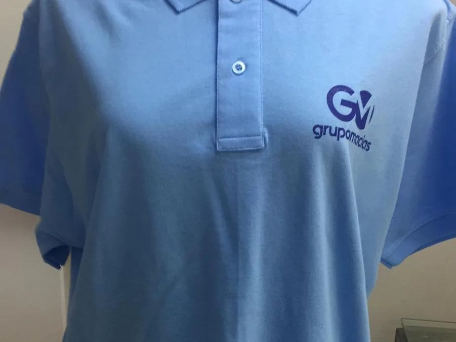 Polo con logotipo serigrafiado en el pecho izquierdo
