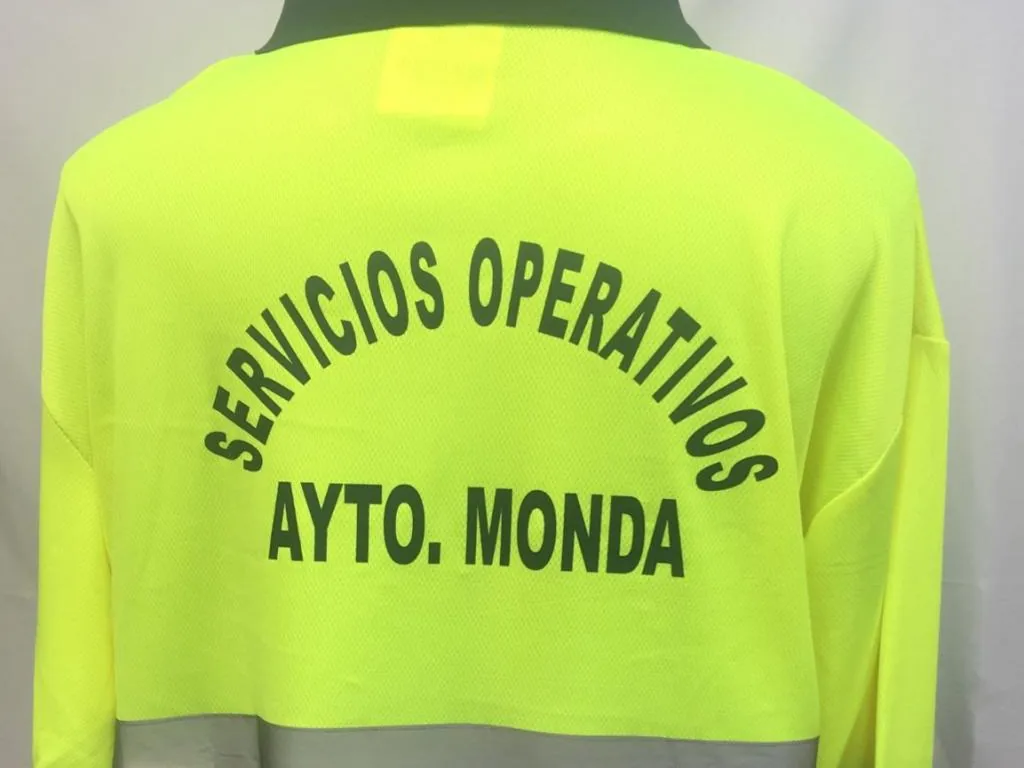 Polo con logotipo serigrafiado en espalda alta