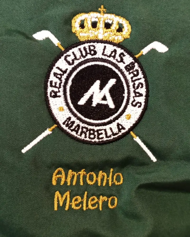 Parka con logotipo bordado en el pecho izquierdo