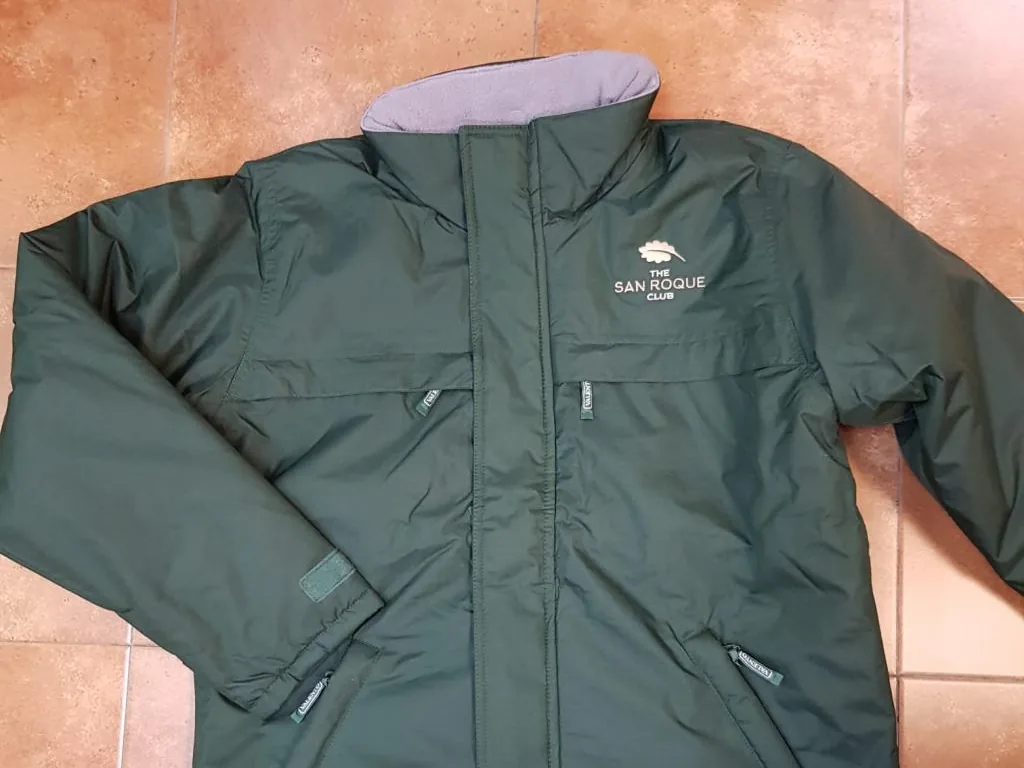 Parka con logotipo bordado en el pecho izquierdo
