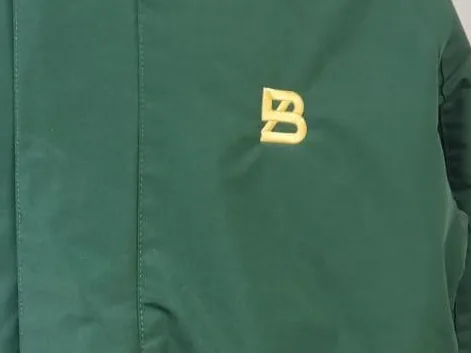 Parka con logotipo bordado en pecho izquierdo