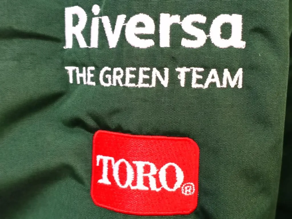 Parka con logotipo bordado en manga