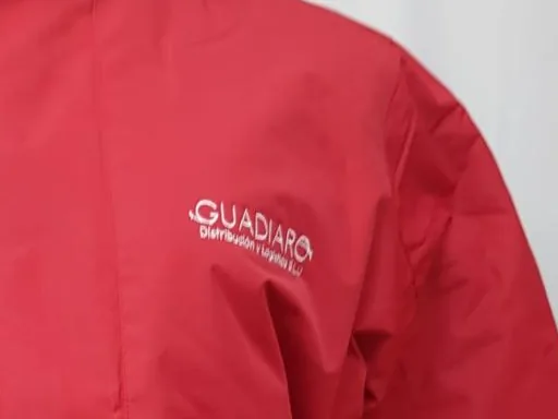 Parka con logotipo bordado en pecho derecho