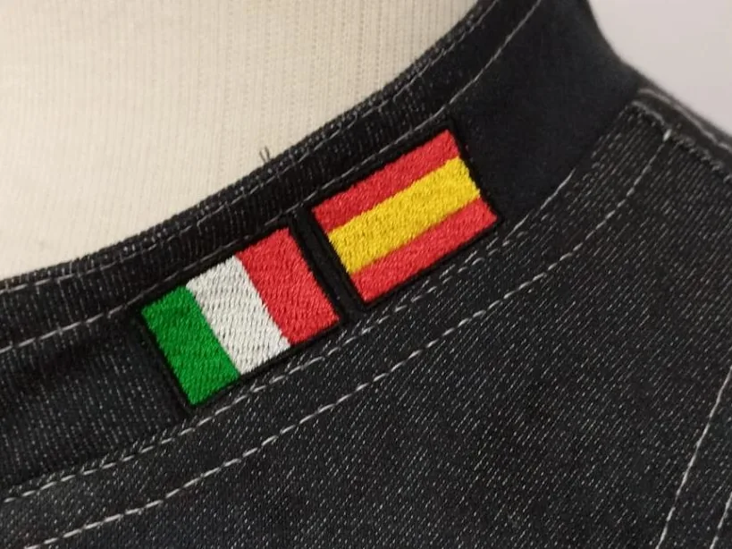 Chaqueta con logotipo bordado en cuello