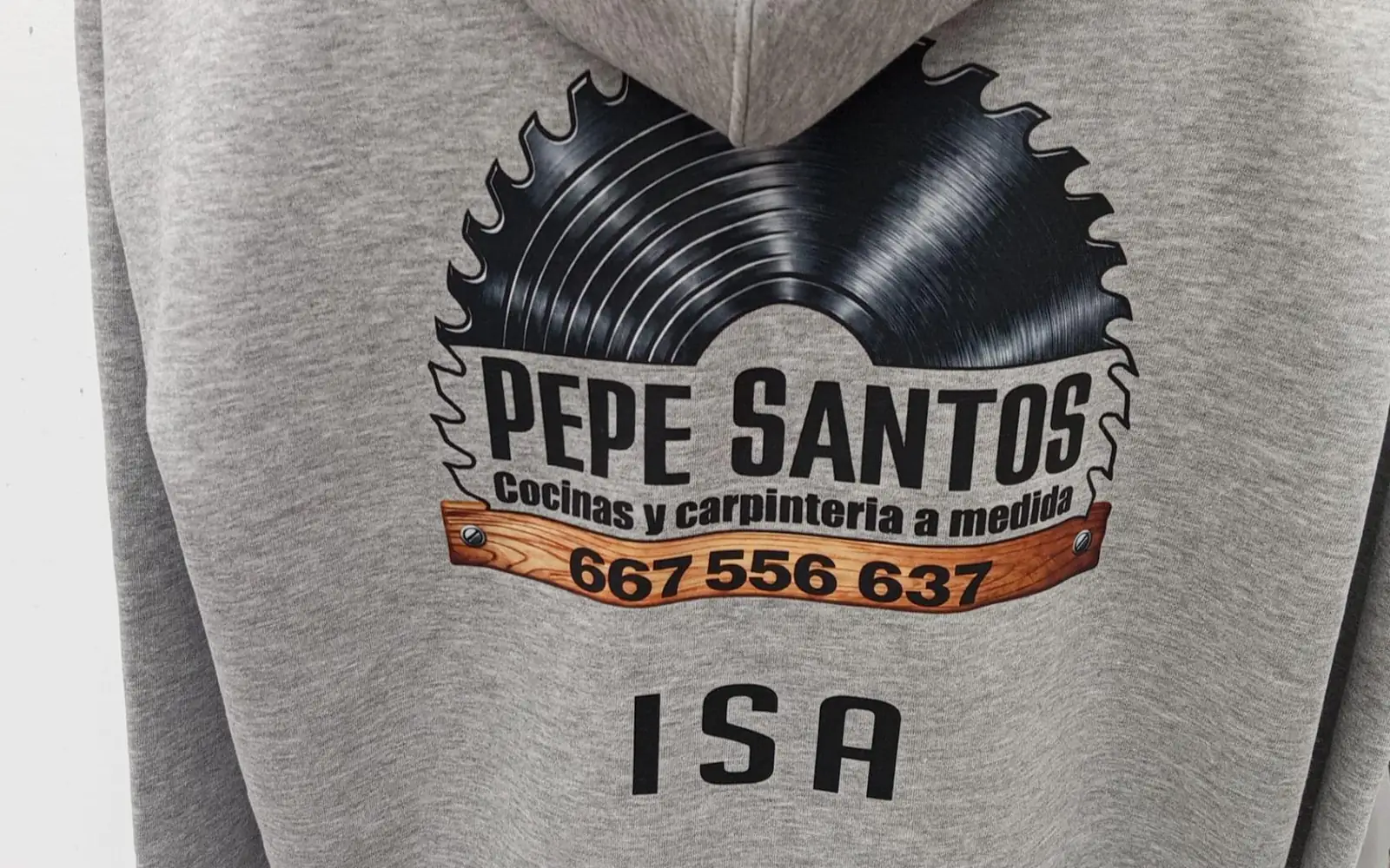 Sudadera con logotipo estampado en DTF en el centro