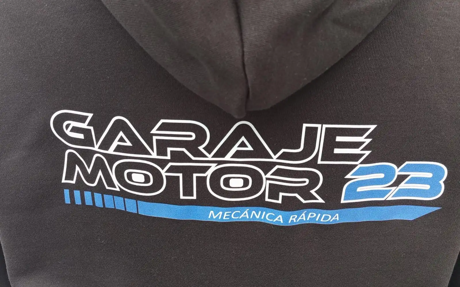 Sudadera con logotipo estampado en DTF en el centro