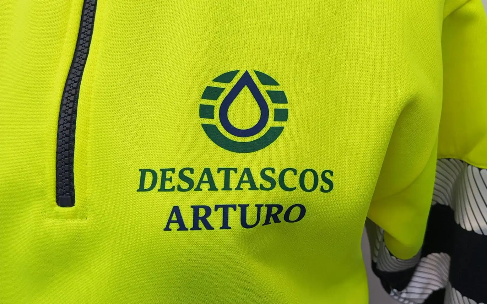Sudadera con logotipo estampado en DTF en el pecho izquierdo