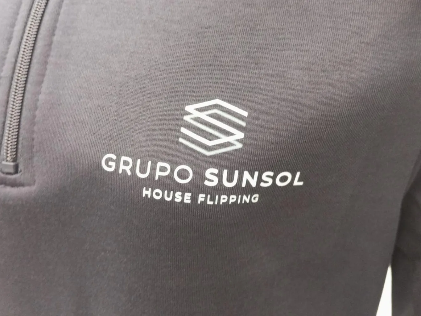 Sudadera con logotipo estampado en DTF en pecho izquierdo