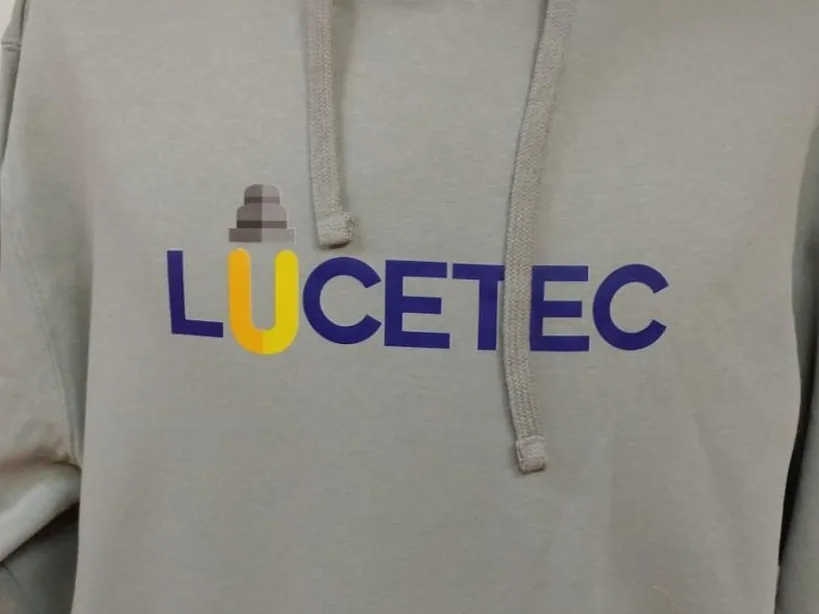 Sudadera con logotipo estampado en DTF en frontal centrado