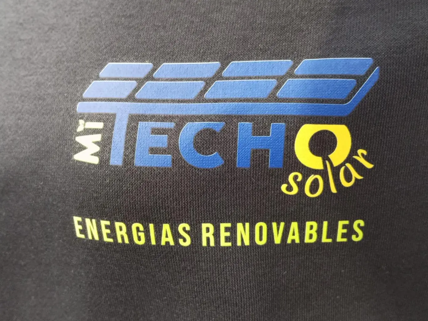 Sudadera con logotipo estampado en DTF en espalda completa
