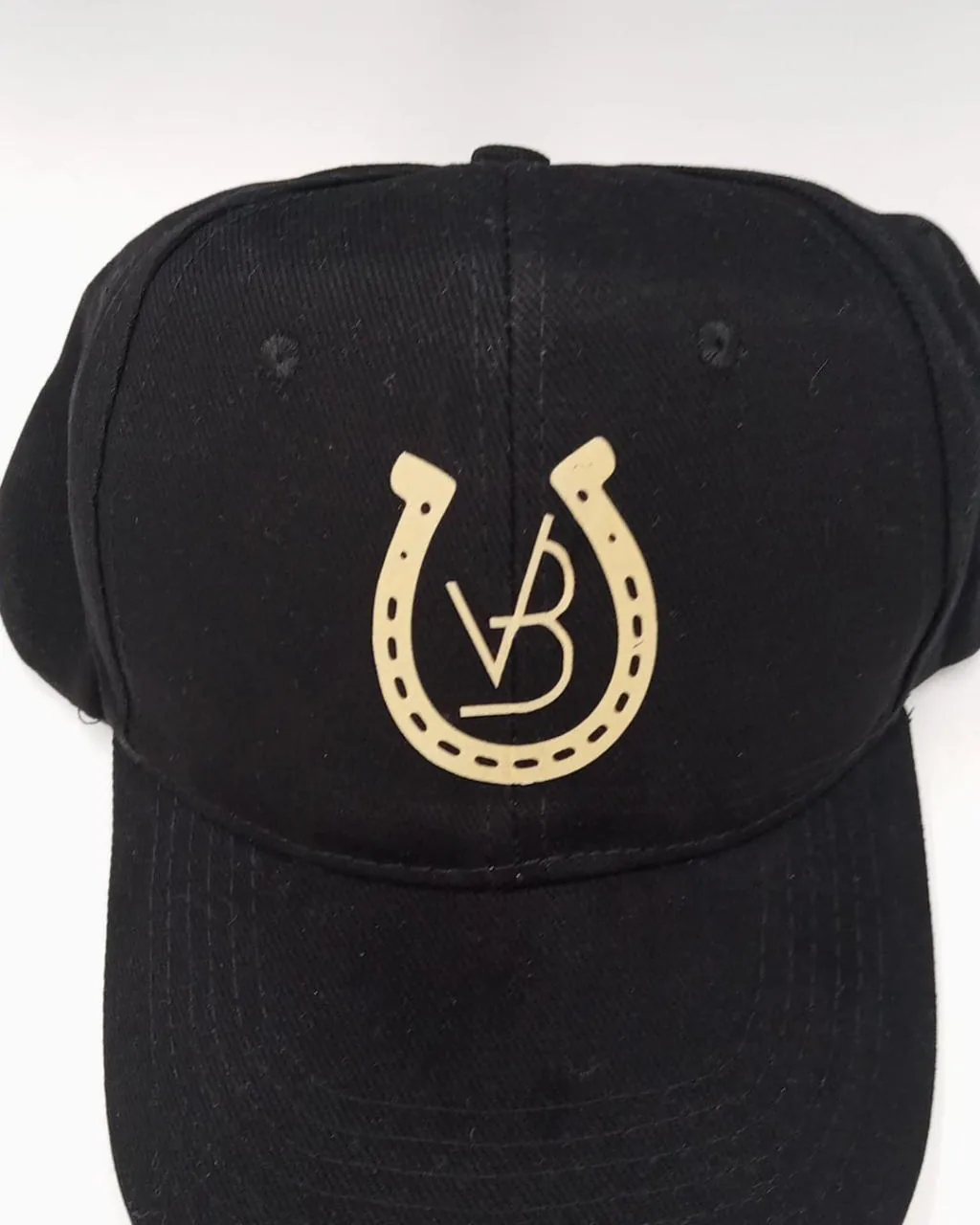 Gorra con logotipo estampado en DTF en frontal centrado