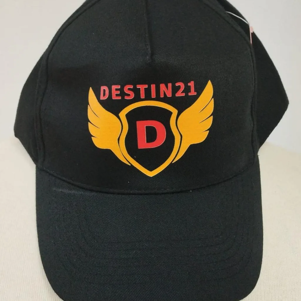 Gorra con logotipo estampado en DTF en frontal centrado
