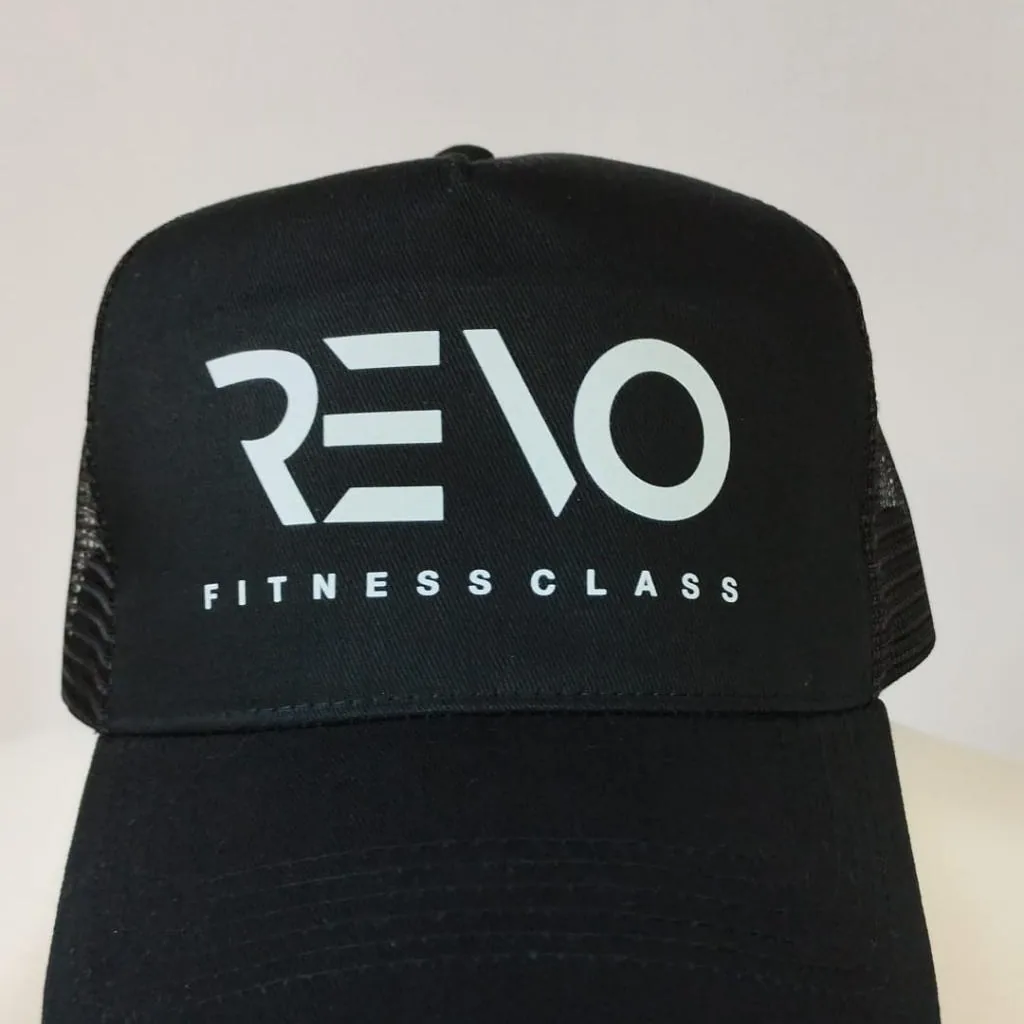 Gorra con logotipo estampado en DTF en frontal centrado