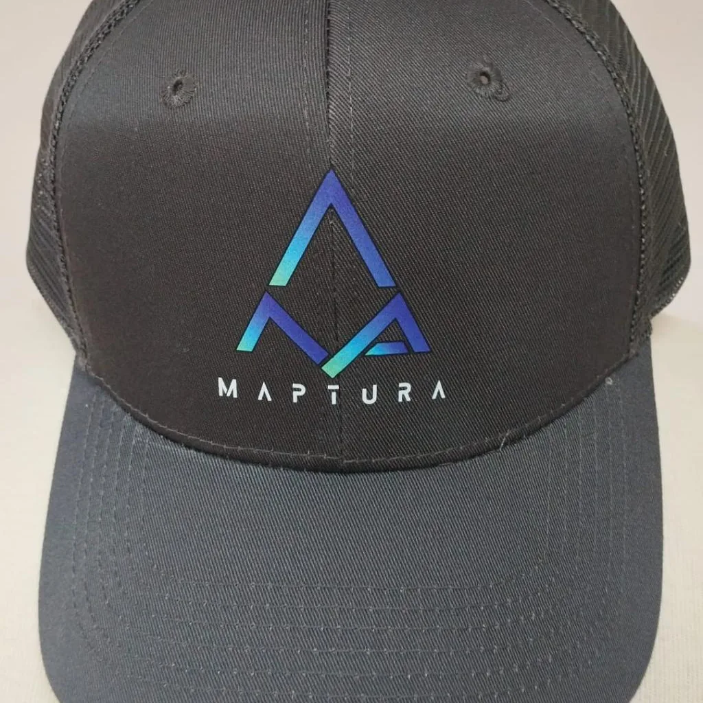 Gorra con logotipo estampado en DTF en frontal centrado
