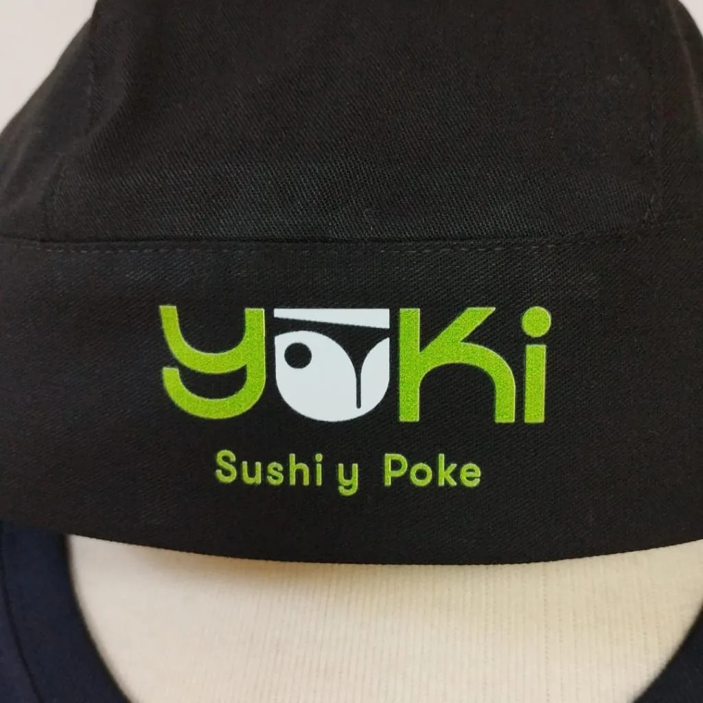 Gorra con logotipo estampado en DTF en frontal centrado