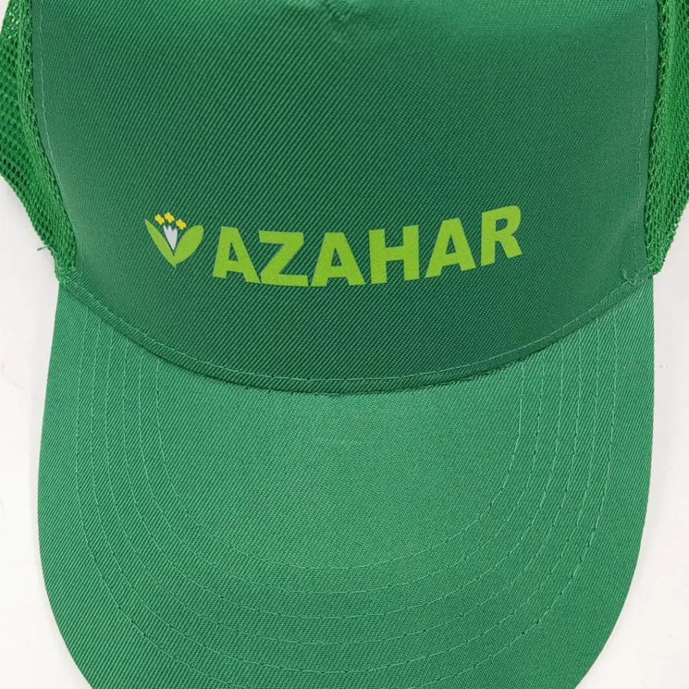 Gorra con logotipo estampado en DTF en frontal centrado