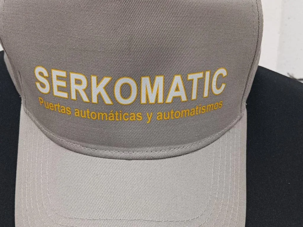 Gorra con logotipo estampado en DTF en frontal centrado