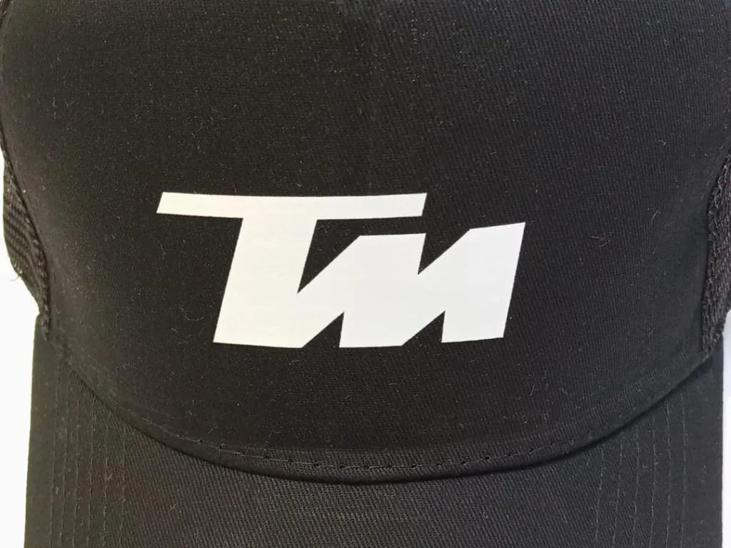 Gorra con logotipo estampado en DTF en panel frontal