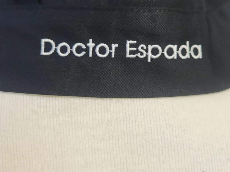 Gorra con logotipo bordado en lateral