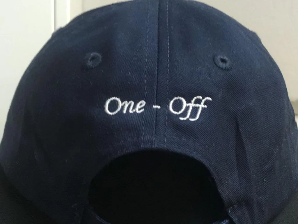 Gorra con logotipo bordado en trasera