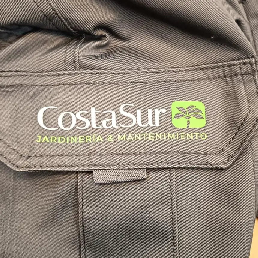 Pantalón con logotipo estampado en DTF en bolsillo tapeta bolsillo lateral derecho
