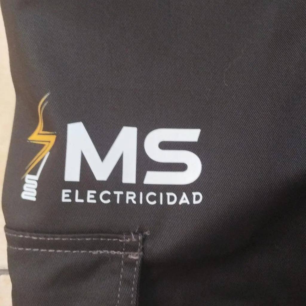 Pantalón con logotipo estampado en DTF en pernera derecha en delantera