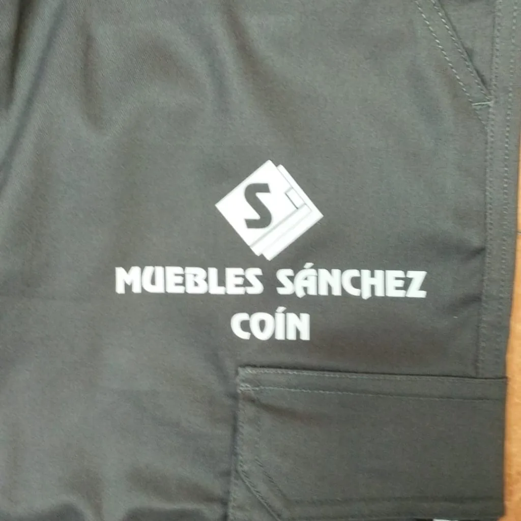 Pantalón con logotipo estampado en DTF en bolsillo bolsillo lateral izquierdo