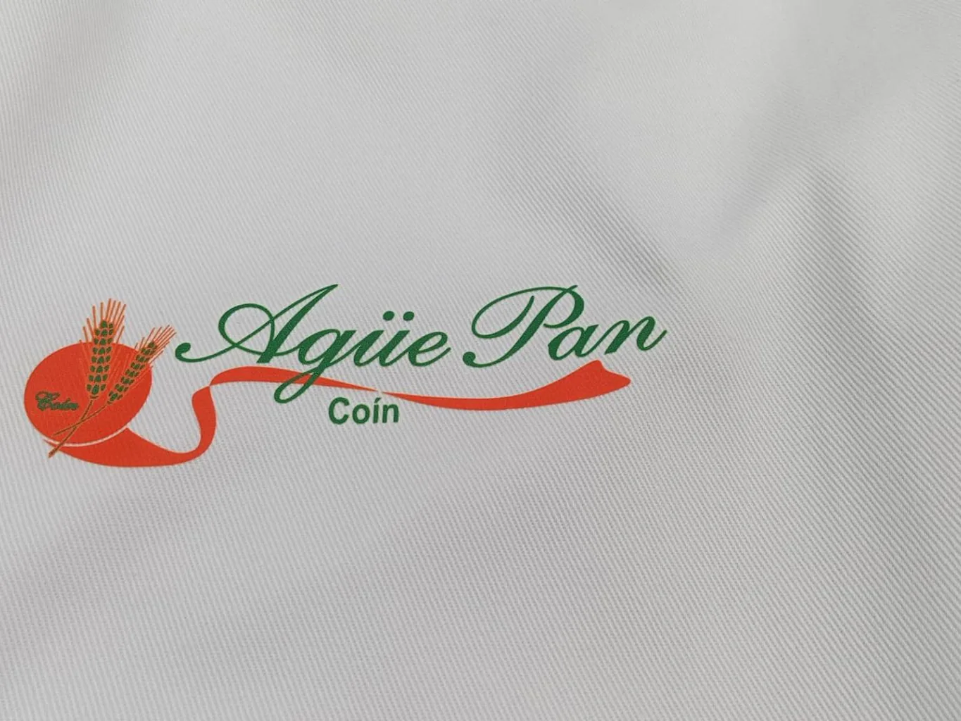 Pantalón con logotipo estampado en DTF en pernera derecha en delantera