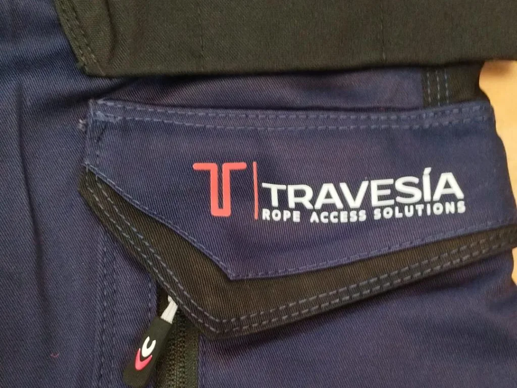 Pantalón con logotipo estampado en DTF en bolsillo de carga