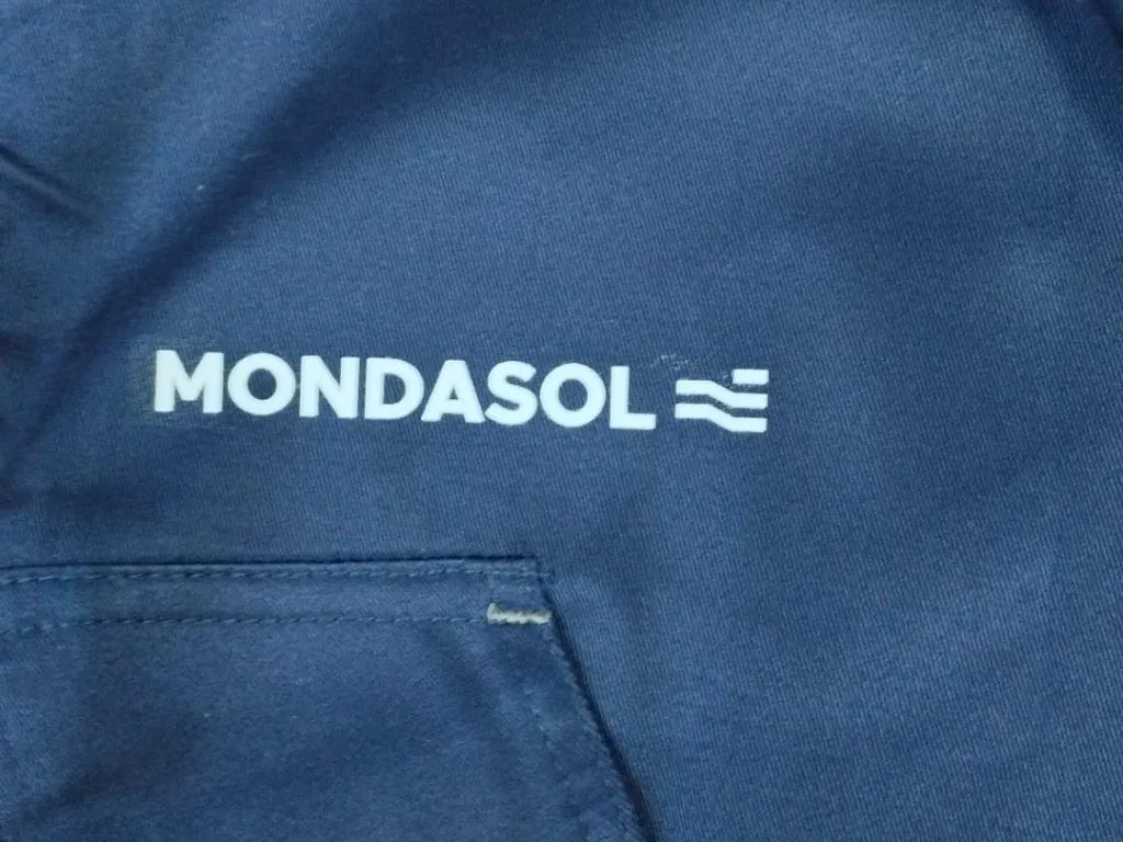 Pantalón con logotipo estampado en DTF en cadera lateral