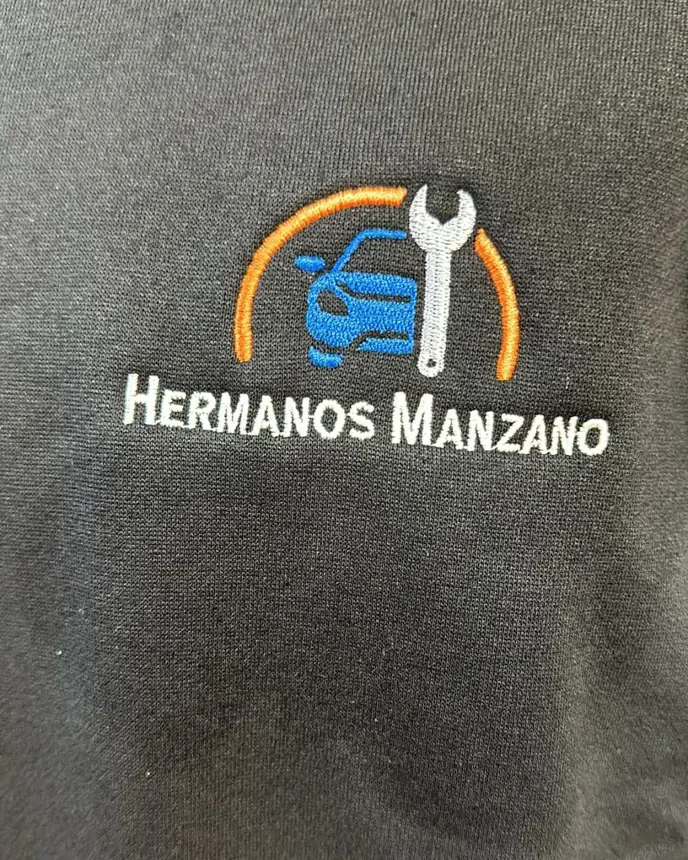 Sudadera con logotipo bordado en el pecho izquierdo