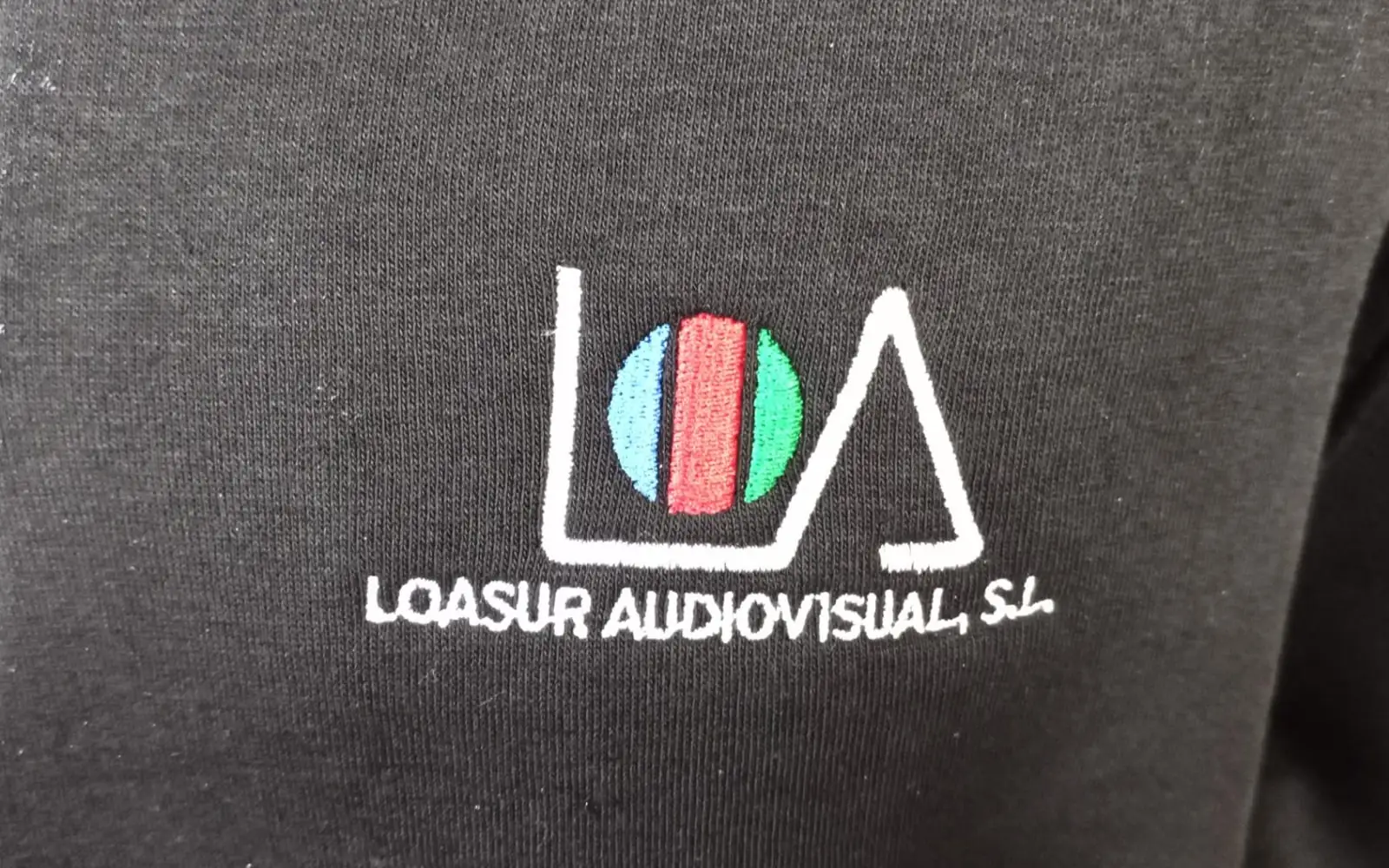 Sudadera con logotipo bordado en el pecho izquierdo