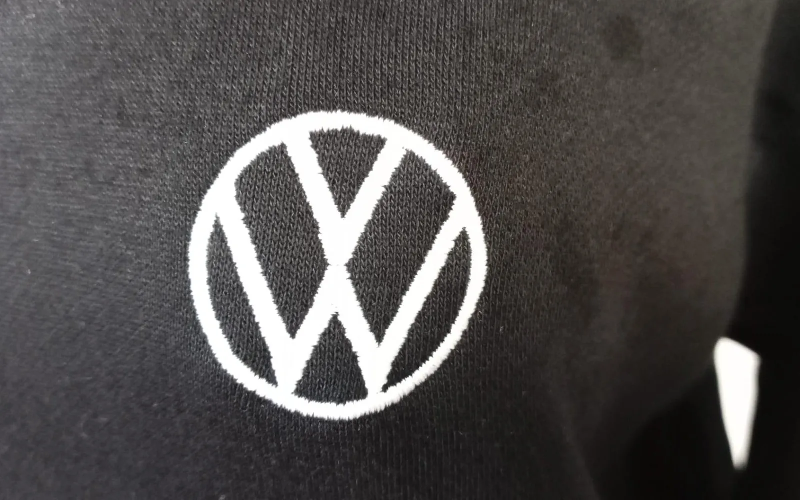 Sudadera con logotipo bordado en el pecho izquierdo