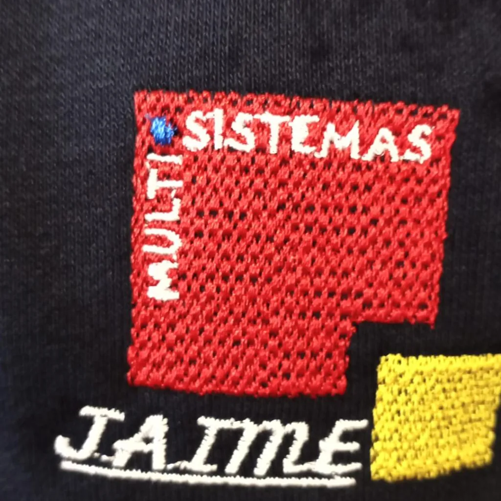 Sudadera con logotipo bordado en el pecho izquierdo