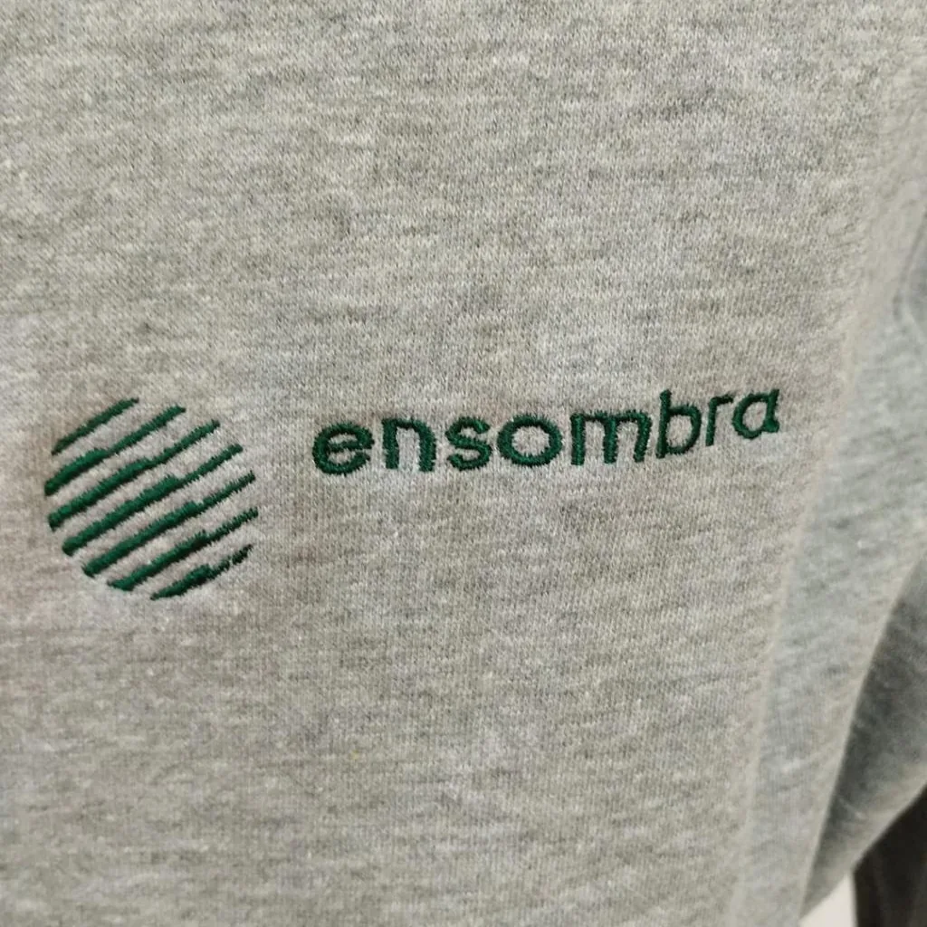 Sudadera con logotipo bordado en el pecho izquierdo
