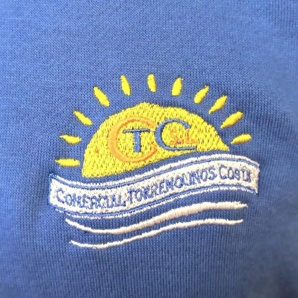 Sudadera con logotipo bordado en el pecho izquierdo