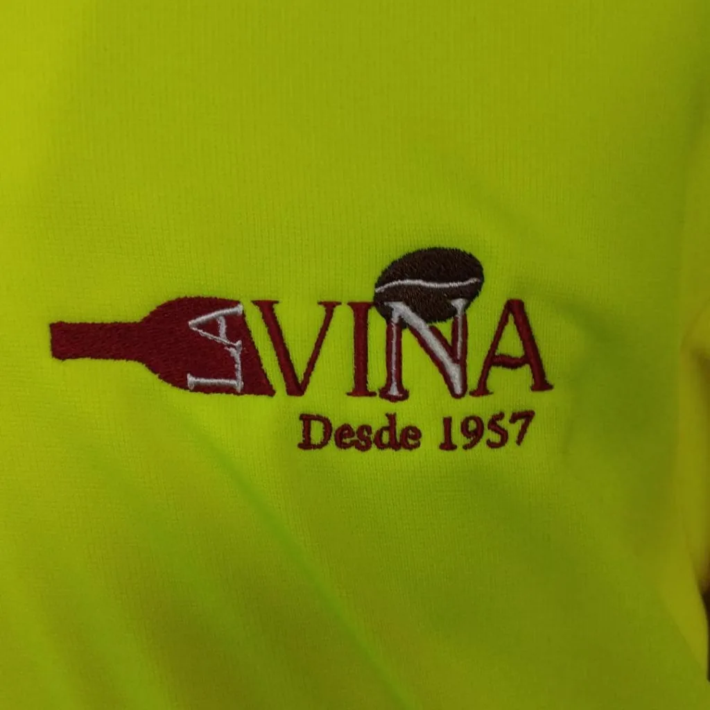 Sudadera con logotipo bordado en el pecho izquierdo