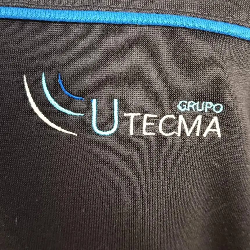Sudadera con logotipo bordado en el pecho izquierdo