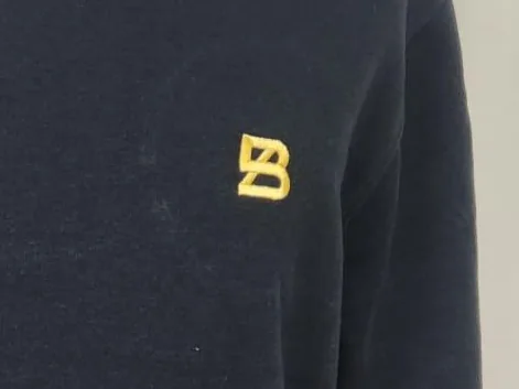 Sudadera con logotipo bordado en pecho izquierdo