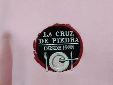 Sudadera con logotipo bordado en pecho derecho